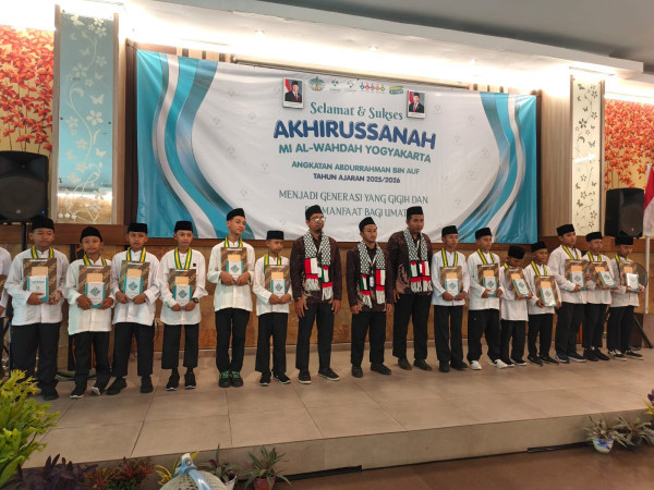 Wisuda MI Al Wahdah, Siapkan Generasi Gigih dan Bermanfaat bagi Umat