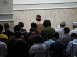 HUKUM MEMBACA AL-FATIHAH PADA SHALAT BERJAMAAH