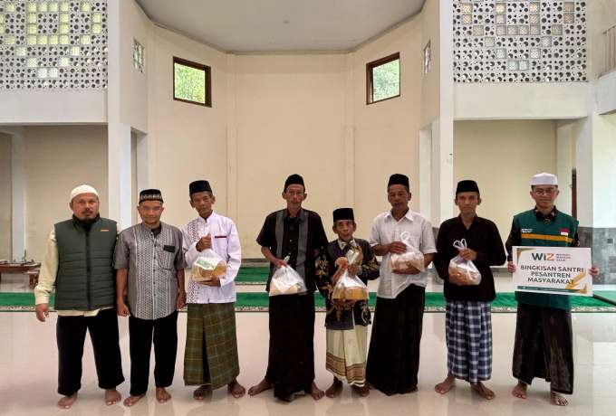 Penyaluran Bingkisan Untuk Santri Pesantren Masyarakat di Masjid Imam Tirmidzi Temben