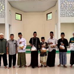 Penyaluran Bingkisan Untuk Santri Pesantren Masyarakat di Masjid Imam Tirmidzi Temben