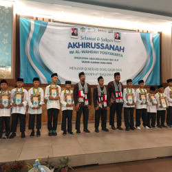 Wisuda MI Al Wahdah, Siapkan Generasi Gigih dan Bermanfaat bagi Umat