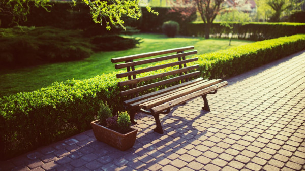 Jangan Bermesraan di Depan Umum, Itu Kurang Adab