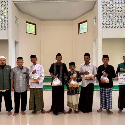 Penyaluran Bingkisan Untuk Santri Pesantren Masyarakat di Masjid Imam Tirmidzi Temben