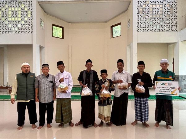 Penyaluran Bingkisan Untuk Santri Pesantren Masyarakat di Masjid Imam Tirmidzi Temben
