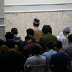 HUKUM MEMBACA AL-FATIHAH PADA SHALAT BERJAMAAH